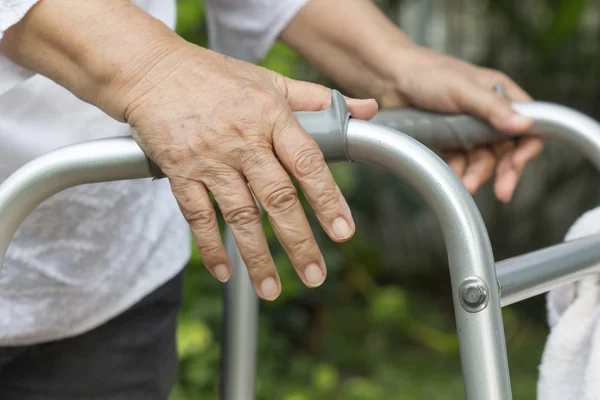 Oudere vrouw met behulp van een walker — Stockfoto