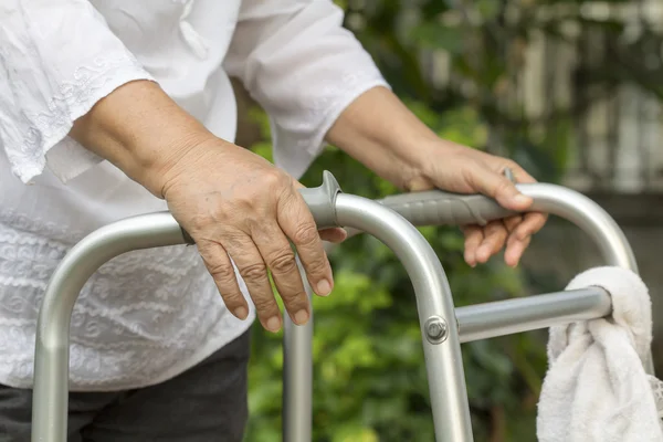 Femme âgée utilisant une marchette — Photo