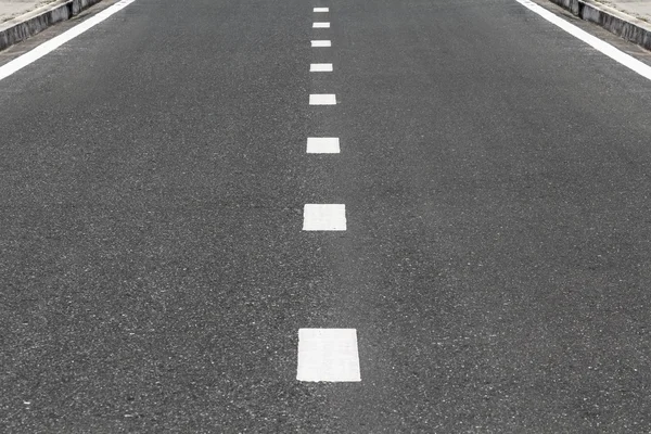 Linha divisória na rua de superfície . — Fotografia de Stock