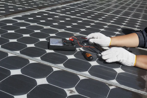 Trabajadores reparación energía paneles solares fotovoltaicos —  Fotos de Stock