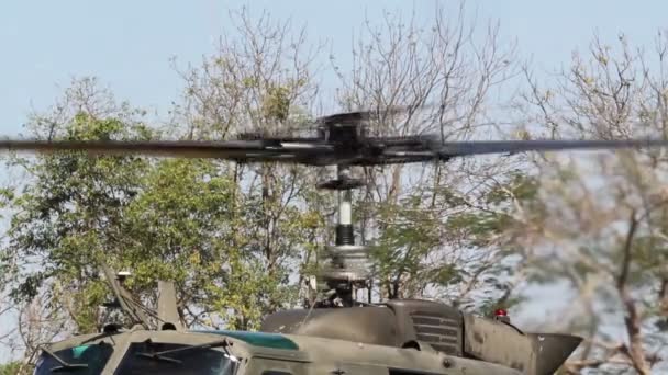 Militaire helikopter belangrijkste rotor spin — Stockvideo