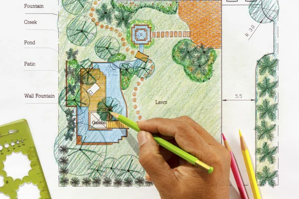 Ландшафтный архитектор разработал планы водного сада для двора — стоковое фото