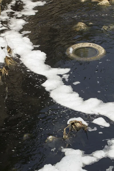 Contaminación del agua en el canal porque industrial no tratar el agua antes del drenaje . —  Fotos de Stock