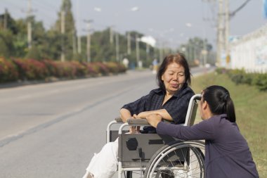 Tekerlekli sandalye kullanan üst düzey kadın çapraz sokak