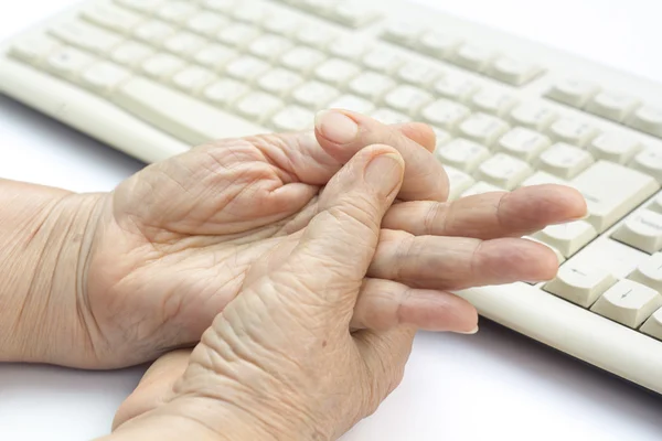 Kadın kıdemli acı parmak