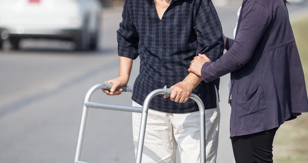 Seniorin überquert Straße mit Rollator — Stockfoto