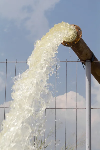 Bomba de llenado de agua en el depósito, almacenamiento antes de la sequía en verano — Foto de Stock