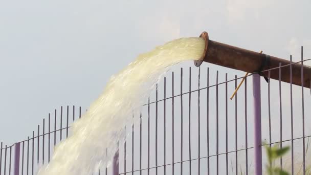 L'acqua della pompa si riempie nel serbatoio, stoccaggio prima della siccità in estate — Video Stock