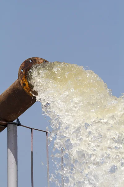 Pumpe füllt Wasser in Reservoir, Lagerung vor der Dürre im Sommer — Stockfoto