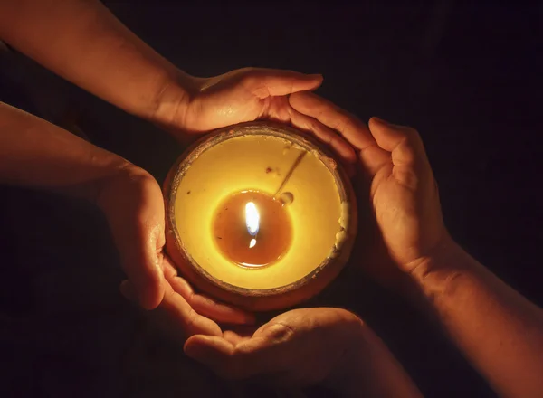 Candela nelle mani insieme — Foto Stock