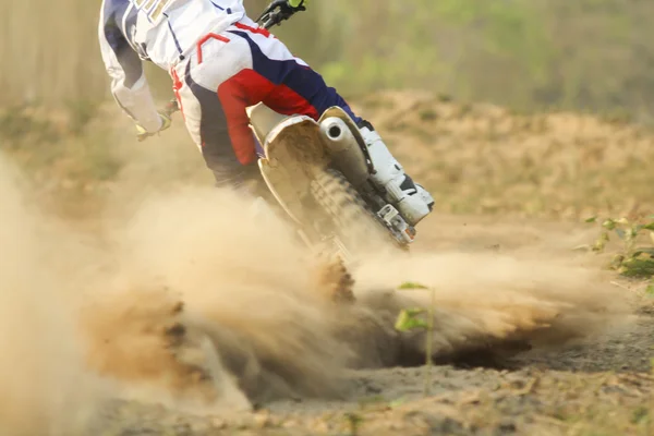 Motocross piloto acelerando a velocidade na pista — Fotografia de Stock