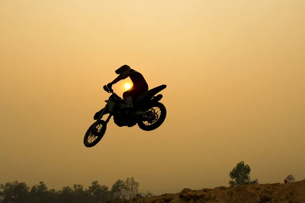 Silhouet motorcross sprong — Stockfoto