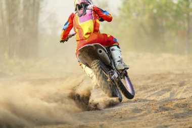 motocross yarışçısı parça hızı hızlandırılması