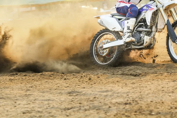 Motocross piloto acelerando a velocidade na pista — Fotografia de Stock