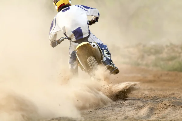 Motocross-Rennfahrer beschleunigt auf der Strecke — Stockfoto