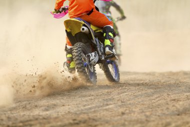motocross yarışçısı parça hızı hızlandırılması