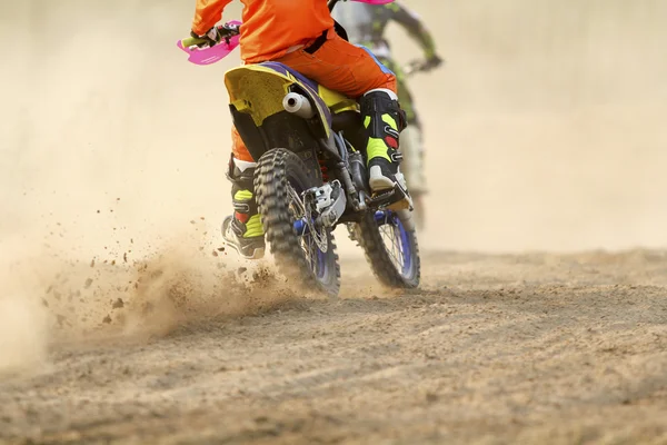 Motocross piloto acelerando a velocidade na pista — Fotografia de Stock