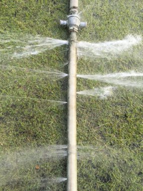 Atık su - hortumdaki bir delikten sızan su
