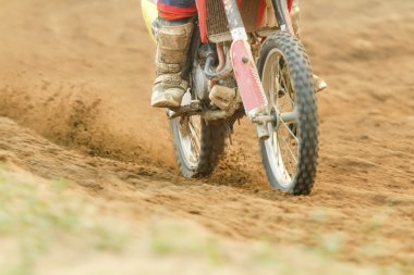motocross yarışçısı parça hızı hızlandırılması