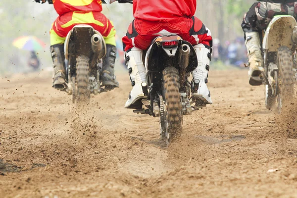 Motocrossförare accelererande hastighet i spåret — Stockfoto