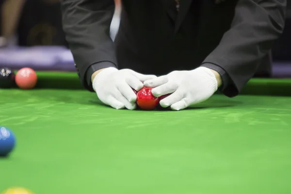 Snookeru rozhodčí se míč pro novou hru — Stock fotografie