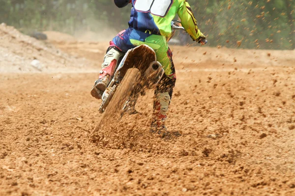 Débris de boue d'une course de motocross — Photo