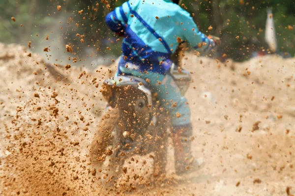 Çamur enkazı büyük bir motokros yarışı — Stok fotoğraf