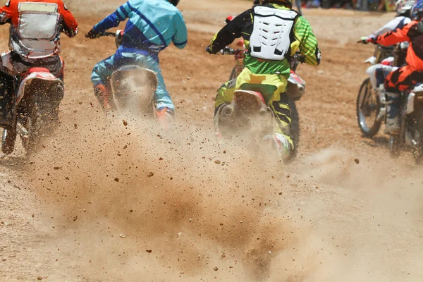Escombros de terra de uma corrida de motocross — Fotografia de Stock