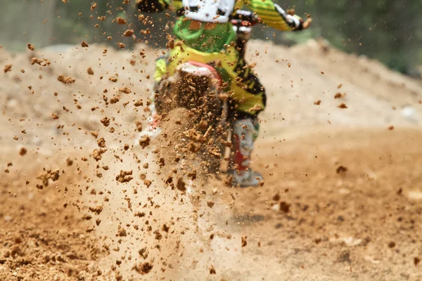 Detriti di fango che volano da una gara di motocross — Foto Stock