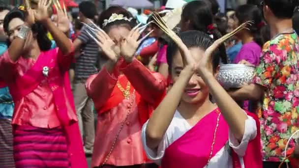 Průvod v songkran festival Chiangmai. — Stock video