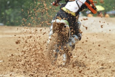 Çamur enkaz bir motokros yarışı uçan