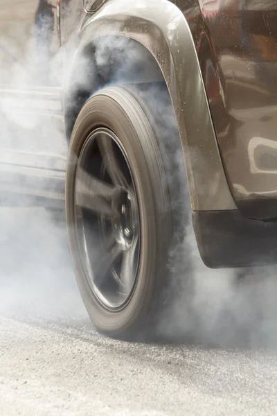 Αυτοκινήτων SUV που καίει καουτσούκ από τα ελαστικά στο πλαίσιο της προετοιμασίας για τον αγώνα — Φωτογραφία Αρχείου