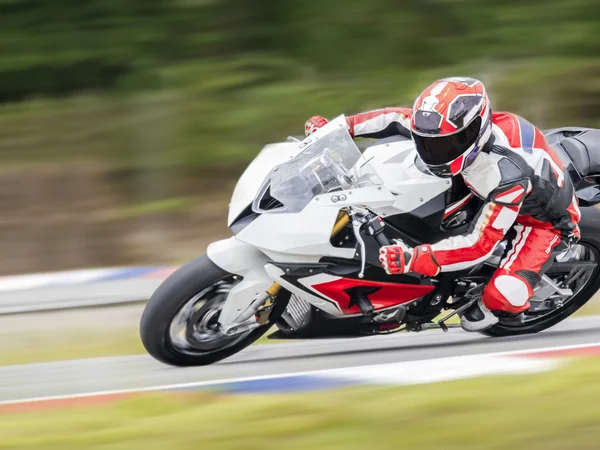 Motocicleta prática inclinando-se para um canto rápido na pista — Fotografia de Stock