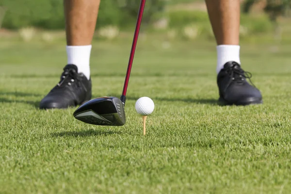 Golfer ready to tee off — Stock Photo, Image