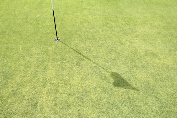 Термоаэрация на зеленом поле для гольфа . — стоковое фото