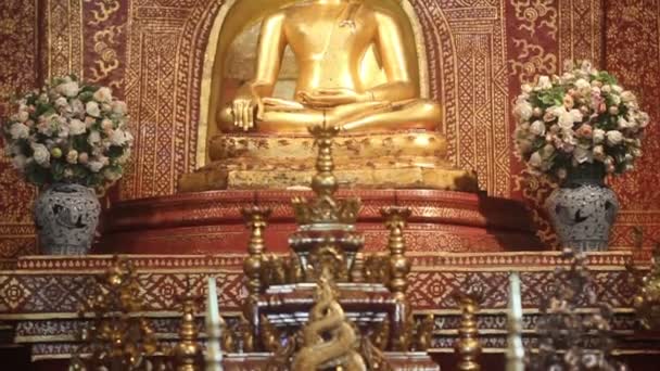 Статуя Пхра Сингха, Чиангмай Таиланд . — стоковое видео