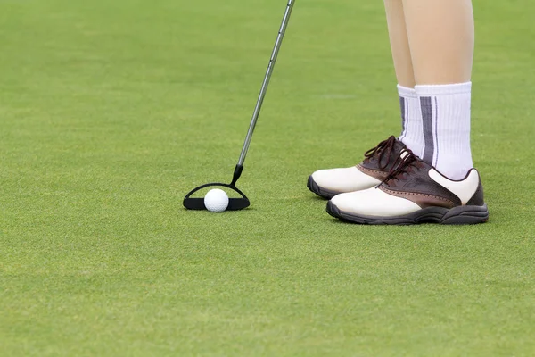 Mulher jogador de golfe colocando no verde — Fotografia de Stock