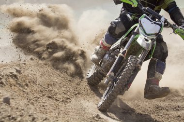 motocross yarışçısı parça hızı hızlandırılması