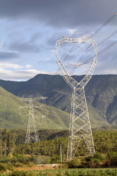 Torres de línea eléctrica, Yunnan China — Foto de Stock