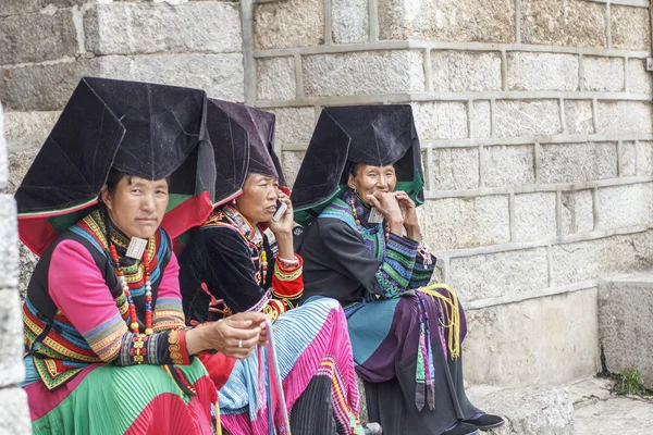 Yi Tribal Women in Traditional Clothes ,Lijiang China — Stock Photo, Image