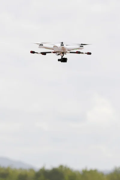 Drohne mit Kamera am Himmel — Stockfoto