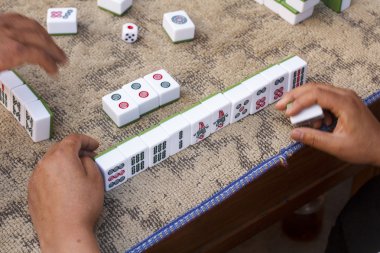 İnsanlar sokakta, Yunnan Çin Mahjong oynamak.