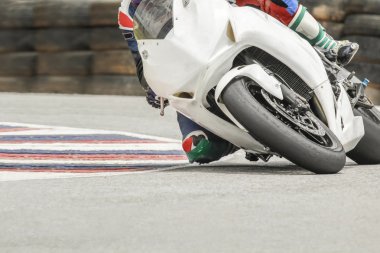 yolda hızlı bir köşeye eğilerek yarış bisikleti rider 