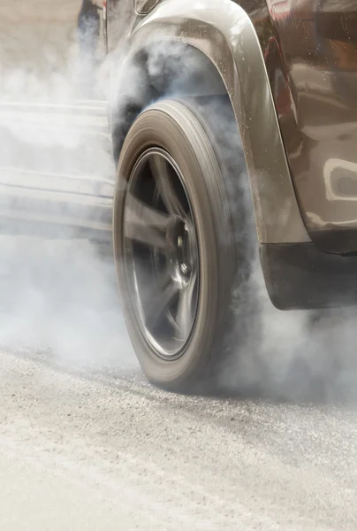 SUV samochód pali gumy od jego opony w przygotowania do wyścigu — Zdjęcie stockowe