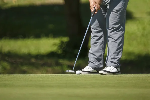 Golfista colocando em verde — Fotografia de Stock