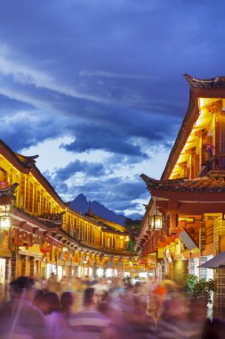 Lijiang 'ın eski kasabasında kalabalık bir turist var..