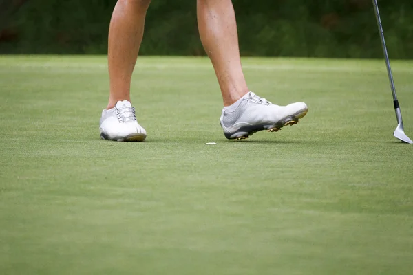 Golfistas femininos andando em verde — Fotografia de Stock