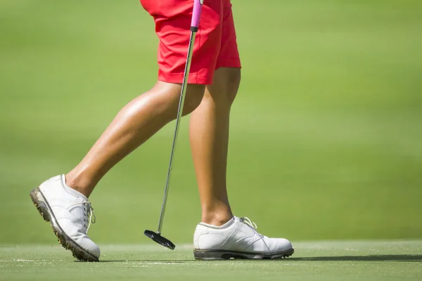 Női golfozó séta a green putter. — Stock Fotó