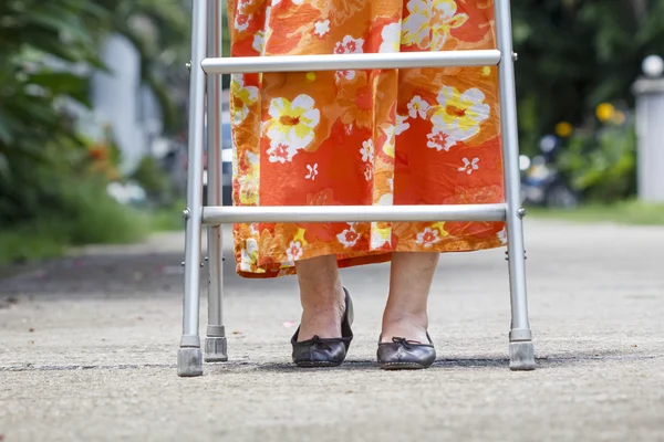 Femme âgée utilisant un marcheur cross street — Photo