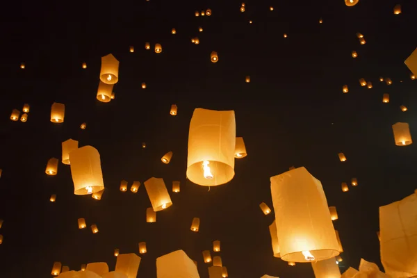 Lanterne asiatiche galleggianti a Chiang Mai Thailandia — Foto Stock